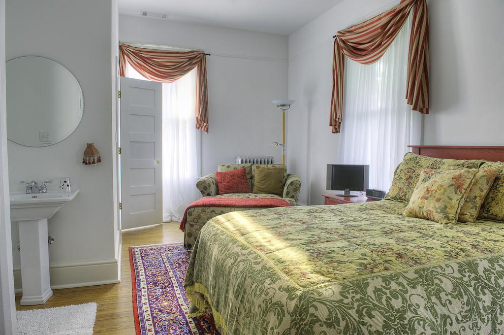 The Jackie O' House Bed And Breakfast Columbus Room photo
