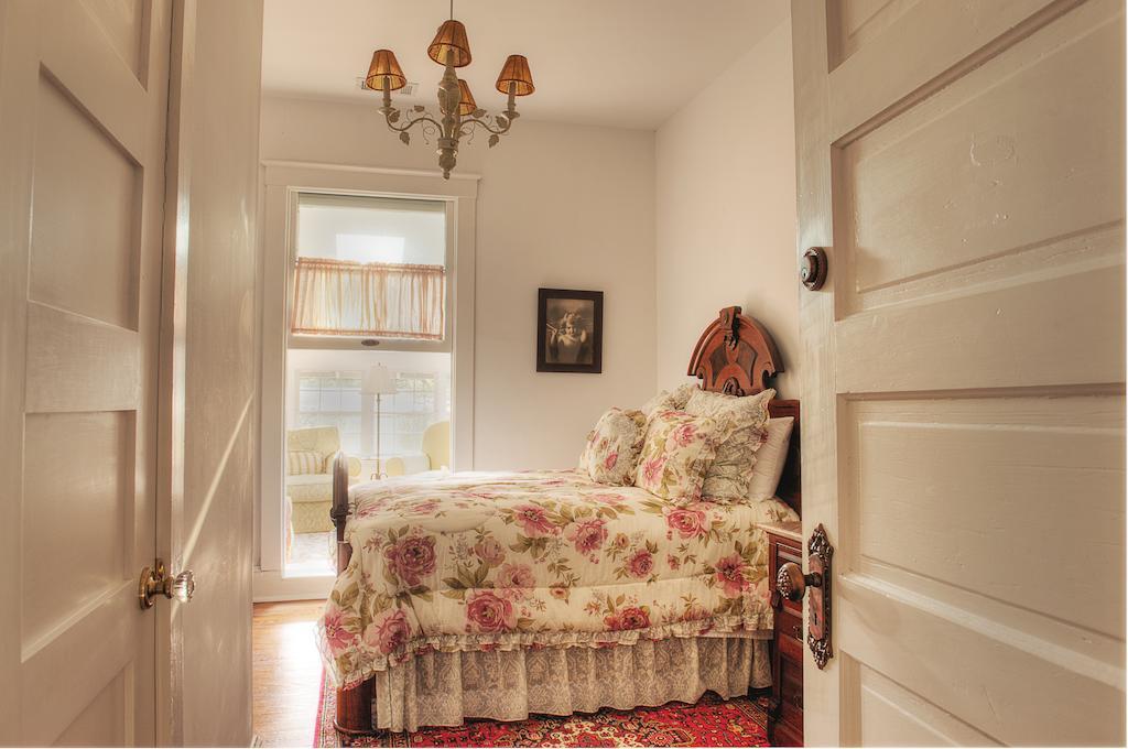 The Jackie O' House Bed And Breakfast Columbus Room photo